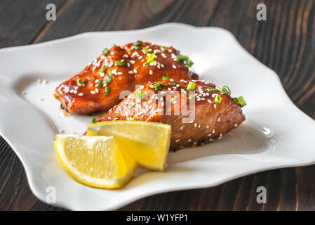 Zwei Stücke von teriyaki Lachs garniert mit Sesam und Frühlingszwiebel Stockfoto