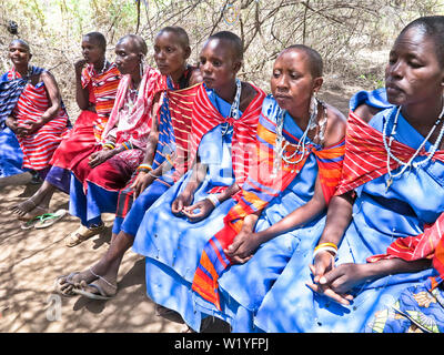 Afrika, Ostafrika; Tansania; Maasai Frauen in einer Sitzung für die Finanzielle Indepents. Alle Bilder sind Model Released Datei B5101 Stockfoto