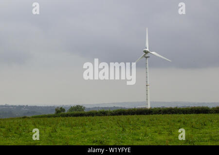 Einsame Windenergieanlage auf einem Hügel in Pembrokeshire, Wales Stockfoto