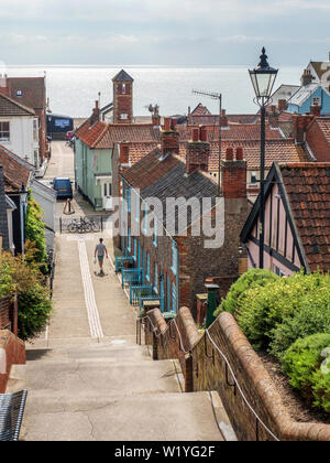 Blick auf die Stadt die Schritte in Richtung Strand Lookout an der Küste von Suffolk, England Aldeburgh Stockfoto