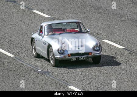 1965 60s Silver TVR 1600s Griffith ; UK Fahrzeugverkehr, Transport, modern, Limousinen, richtung norden auf der 3 Lane Highway. Stockfoto