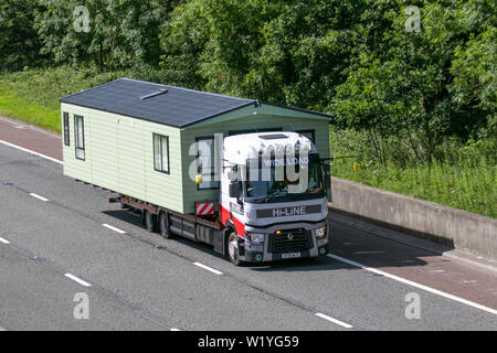 Merceders-Benz Hi-Line und modulares Gehäuse statische Wohnwagen auf Anhänger; Nutzfahrzeuge auf der M6 bei Lancaster. VEREINIGTES KÖNIGREICH Stockfoto