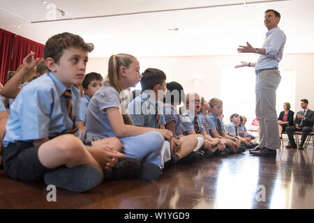 Außenminister und Tory Spitzenkandidaten Jeremy Hunt erfüllt die Schülerinnen und Schüler im Süden Farnham Schule, wo er ein Q&A mit Studenten vor Guildford Besuch während einer Kampagne Besuch in Surrey statt. Stockfoto