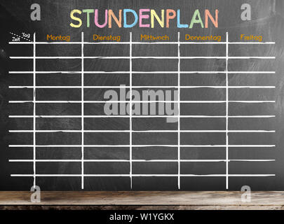 Schule oder Klasse Zeitplan Zeitplan mit deutschen Wort STUNDENPLAN Vorlage auf blackboard Stockfoto