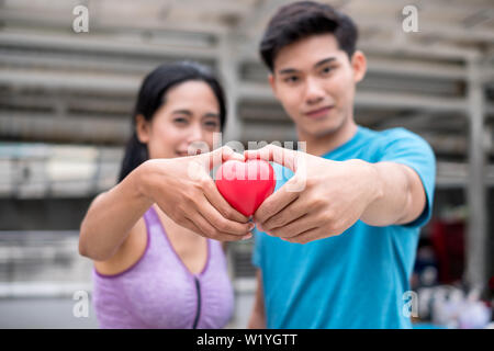 Junges Paar holding Artikulation rot Mock up Herz Stockfoto