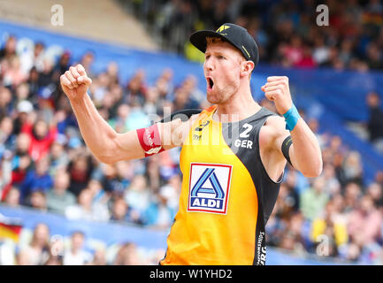 Hamburg, Deutschland. 04. Juli, 2019. Beachvolleyball, Weltmeisterschaft, an Rothenbaum Stadion: Umlauf von 32, Männer, Mol/Sorum (Norwegen) - Bergmann/Harms (Deutschland). Yannick Harms in Aktion auf dem Center Court. Credit: Christian Charisius/dpa/Alamy leben Nachrichten Stockfoto