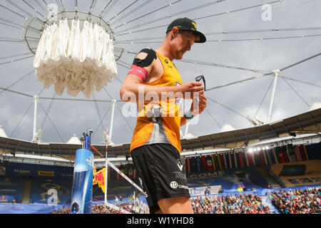 Hamburg, Deutschland. 04. Juli, 2019. Beachvolleyball, Weltmeisterschaft, an Rothenbaum Stadion: Umlauf von 32, Männer, Mol/Sorum (Norwegen) - Bergmann/Harms (Deutschland). Yannick Harms in Aktion auf dem Center Court. Credit: Christian Charisius/dpa/Alamy leben Nachrichten Stockfoto