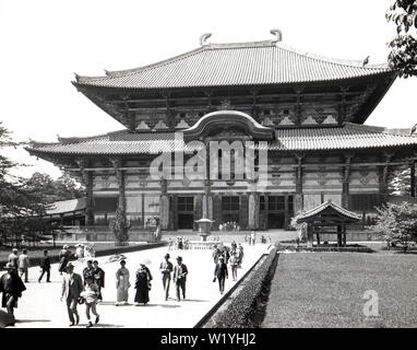 [1930er Jahre Japan - todaiji Großen Buddha Halle, Nara] - Der Daibutsuden (Großen Buddha Halle) des Todaiji, ein buddhistischer Tempel in Nara, im Mai 1934 fotografiert. Die Halle ist der weltweit größte hölzerne Gebäude und Häuser der weltweit größte Bronzestatue des Buddha Vairocana. Die Statue ist im Volksmund bekannt als Daibutsu (Große Buddha). 20. Jahrhundert vintage Glas schieben. Stockfoto