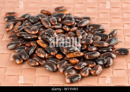 Scarlet Stangenbohnen auf braunem Hintergrund. Stockfoto