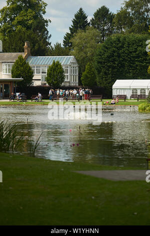Große Menschenmassen an burnby Hall Gardens, Anfang eine Führung durch das Wasser die Gärten der Nationalen Sammlung von Seerosen umfassen. Stockfoto