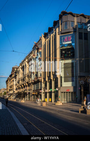 Rue de la Croix-d'Or, einem der wichtigsten Verkehrsstraßen mit Geschäften und Straßenbahnschienen, Genf, Schweiz Stockfoto