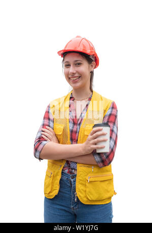 Frau Ingenieur tragen Schutzhelm mit Cross arm und Kaffee Tasse auf weißem Hintergrund Stockfoto
