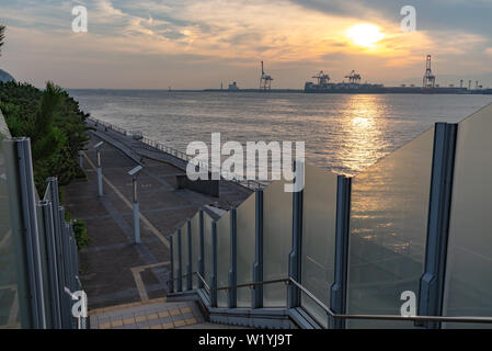 Osaka Bay mit Yumeshima Insel auf Hintergrund im Sommer sun set time, Ansicht von Osaka metro Cosmosquare Bahnhof Park Promenade Stockfoto