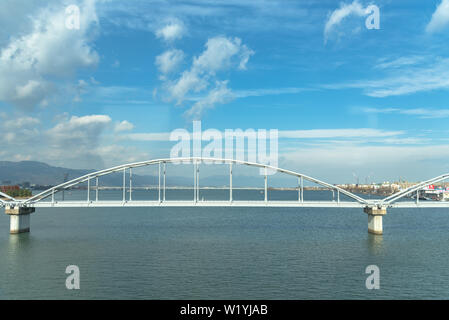 Biwa See und Omi Ohashi Brücke, Blick auf der JR West Bahnhof Biwako Linie Stockfoto