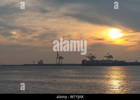 Osaka Bay mit Yumeshima Insel auf Hintergrund im Sommer sun set time, Ansicht von Osaka metro Cosmosquare Bahnhof Park Promenade Stockfoto