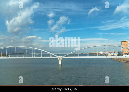 Biwa See und Omi Ohashi Brücke, Blick auf der JR West Bahnhof Biwako Linie Stockfoto