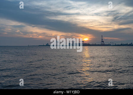 Osaka Bay mit Yumeshima Insel auf Hintergrund im Sommer sun set time, Ansicht von Osaka metro Cosmosquare Bahnhof Park Promenade Stockfoto