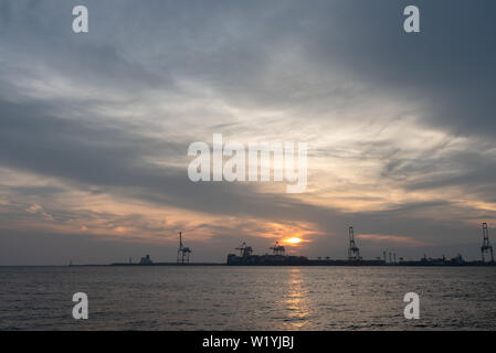 Osaka Bay mit Yumeshima Insel auf Hintergrund im Sommer sun set time, Ansicht von Osaka metro Cosmosquare Bahnhof Park Promenade Stockfoto