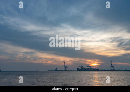 Osaka Bay mit Yumeshima Insel auf Hintergrund im Sommer sun set time, Ansicht von Osaka metro Cosmosquare Bahnhof Park Promenade Stockfoto