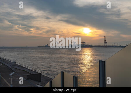 Osaka Bay mit Yumeshima Insel auf Hintergrund im Sommer sun set time, Ansicht von Osaka metro Cosmosquare Bahnhof Park Promenade Stockfoto