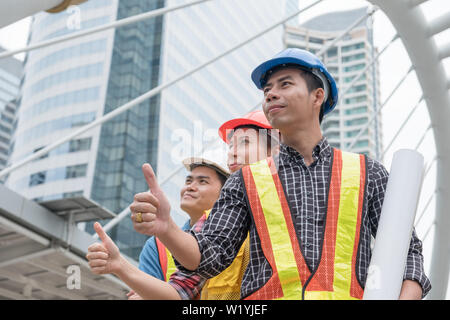 Ingenieur Gruppe sind Daumen hoch wie Engagement, mit ständigen in der Stadt sortiert Stockfoto