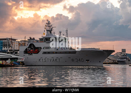 Ein Farbfoto der norwegischen Küstenwache (Kystvakt) W340 Marine Schiff in den Hafen von Bergen, Norwegen angedockt. Stockfoto