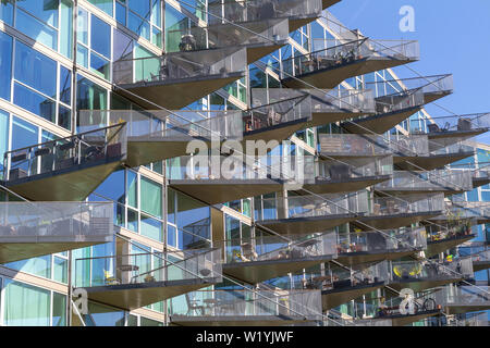 Moderne Architektur Gebäude in Orestad, Kopenhagen, mit dreieckigen Balkonen in einer Glasfassade Stockfoto