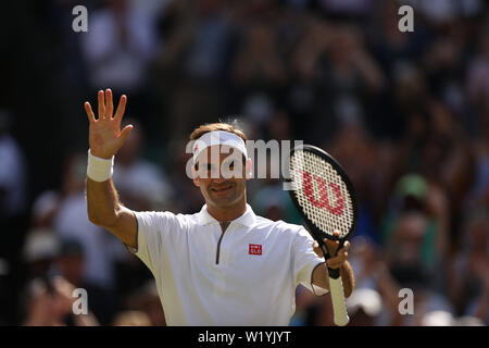 LONDON, ENGLAND - 04. Juli: Roger Federer von der Schweiz in Aktion während seiner Männer singles zweite Runde während der 4. Tag der Meisterschaften - Wimbledon 2019 bei All England Lawn Tennis und Croquet Club am 04. Juli 2019 in London, England. Stockfoto