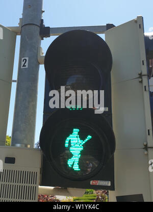 Bad Nauheim, Deutschland. 04. Juli, 2019. Eine kleine Ampel Mann in der Form eines dancing Elvis Presley leuchtet grün an einer Fußgängerampel. Der legendäre US-Musiker (1935-1977) war als Soldat im benachbarten Friedberg von Oktober 1958 bis März 1960 stationiert und in Bad Nauheim während dieser Zeit lebte. Credit: Carolin Eckenfels/dpa/Alamy leben Nachrichten Stockfoto