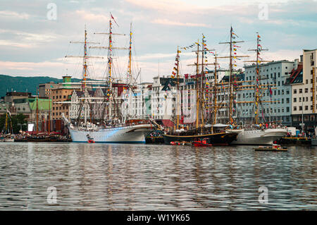 Statsraad Lehmkuhl und vier anderen Mast Schiffe auf dem hohen Schiff Rennen Bergen, Norwegen. 2014 Stockfoto