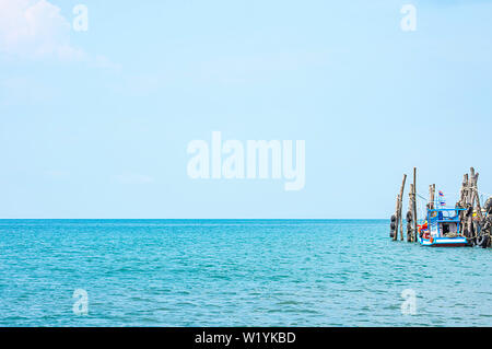 Fischerboote im Sommer Meer auf Koh Kood, trat in Thailand geparkt. Stockfoto