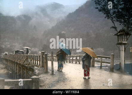 [1890s Japan - Flower Vendor] - Togetsukyo Brücke in Arashiyama, Kyoto, Japan. Frauen im Kimono holding Papier Sonnenschirme stehen auf der Brücke. 19 Vintage Glas schieben. Stockfoto