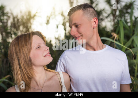 Schönes glückliches Paar. Romantische schöne Frau und gutaussehenden Mann Stockfoto