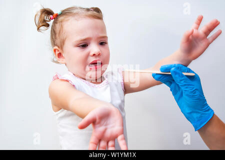 Kleine süße Mädchen aus Angst vor der Kinderarzt untersuchen Stockfoto