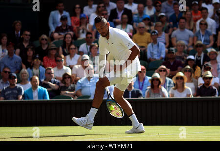 Nick Kyrgios spielt ein Schuss durch die Beine während seinem Match an Tag vier der Wimbledon Championships in der All England Lawn Tennis und Croquet Club, Wimbledon. Stockfoto