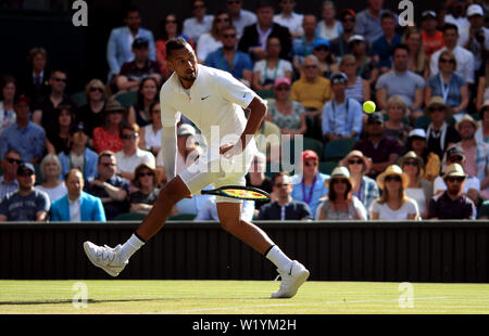 Nick Kyrgios spielt ein Schuss durch die Beine während seinem Match an Tag vier der Wimbledon Championships in der All England Lawn Tennis und Croquet Club, Wimbledon. Stockfoto