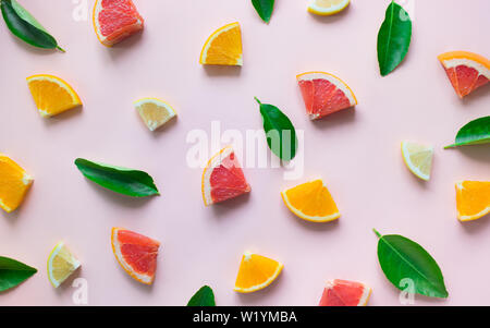 Blick von oben auf die bunten organge Frucht auf pastellfarbenen Hintergrund. Konzepte Ideen von Obst, Gemüse. gesunde Ernährung lifestyle Stockfoto