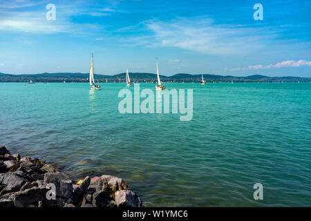 Segelboote auf der Blue Lake Balaton Ungarn unkenntlich. Stockfoto