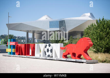 04 Juli 2019, Frankreich (Frankreich), Lyon: "OnlyLyon' ist außerhalb des Musée des Confluences. Foto: Sebastian Gollnow/dpa Stockfoto