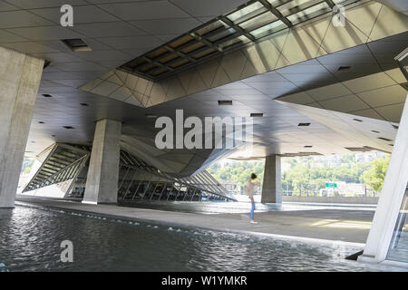 04 Juli 2019, Frankreich (Frankreich), Lyon: ein Besucher Spaziergänge unter dem Museum 'Musée des Confluences". Foto: Sebastian Gollnow/dpa Stockfoto