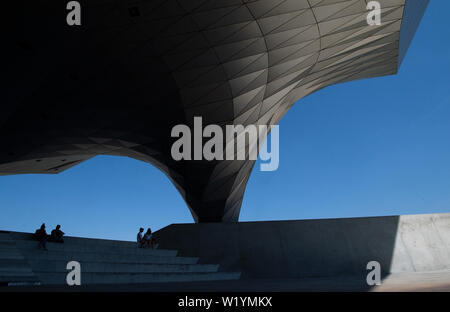 04 Juli 2019, Frankreich (Frankreich), Lyon: Besucher sitzen auf den Stufen des Musée des Confluences. Foto: Sebastian Gollnow/dpa Stockfoto