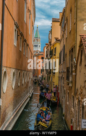 Venedig, Italien, 26. MAI 2019: Nicht identifizierte Personen an der traditionellen Gondeln im Kanal in Venedig, Italien. Am 17. und 18. Jahrhundert Es wurde geschätzt, Stockfoto