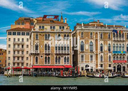 Venedig, Italien, 26. MAI 2019: Blick auf Venedig, Italien. Es wird geschätzt, dass 25 Millionen Touristen Venedig jedes Jahr besuchen. Stockfoto