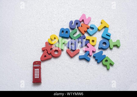 Rote Telefonzelle Modell und bunte Buchstaben aus Holz Stockfoto