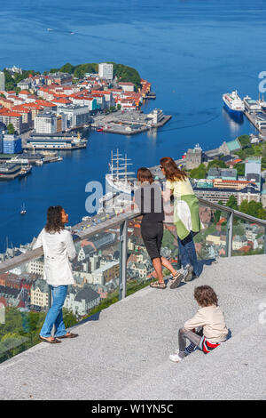 Frauen und ein Kind an der Ansicht von Bergen in Norwegen suchen Stockfoto
