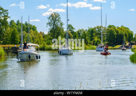 Boote in einem üppigen Kanal in einer schönen sonnigen Sommertag Stockfoto