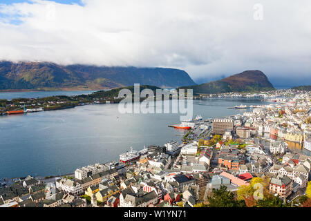 Blick auf den Hafen von alesund an der Norwegischen Küste Stockfoto