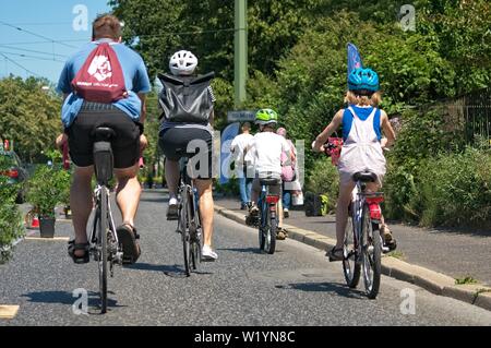 Familie Radfahren auf dem Fahrrad und auf einem geschützten Radweg Stockfoto