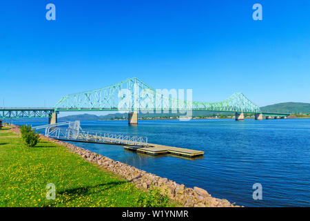 Blick auf den J.C. Van Horne Brücke, den Fluss überqueren Restigouche zwischen Campbellton, New Brunswick und Pointe-a-la-Croix, Quebec. Kanada Stockfoto