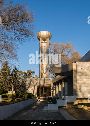 Varna, Bulgarien, 14. Dezember 2018. Sternwarte und Planetarium "Nicolaus Copernicus' im Sea Garden von Varna an einem sonnigen Tag. Stockfoto